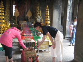 cambodia-temple-prayer-rituals-incense